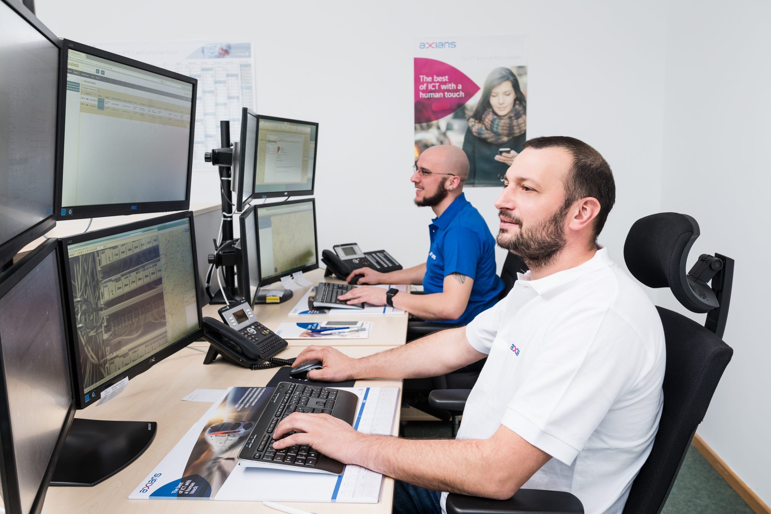 Echipă de operațiuni telecom într-un centru de lucru